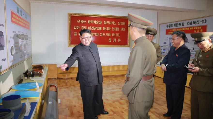 El líder norcoreano, Kim Jong-un (izda.), visita el Instituto de Materiales Químicos en un lugar no revelado, 23 de agosto de 2017.