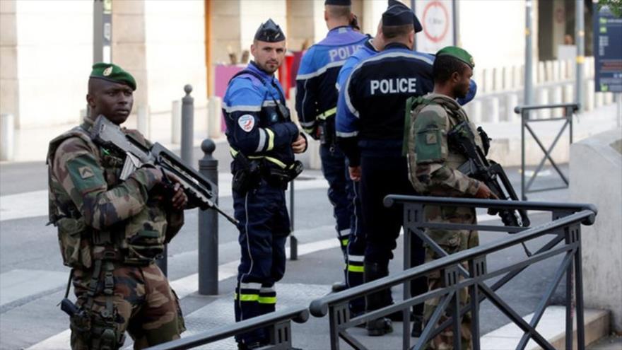 Agentes de seguridad franceses vigilan las inmediaciones de la estación de trenes de Marsella luego de producirse el atentado terrorista, 1 de octubre de 2017.