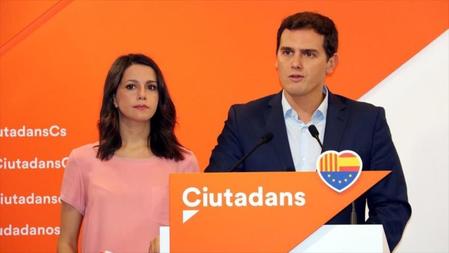 El presidente de Ciudadanos, Albert Rivera (dcha.), y la líder del partido en Cataluña, Inés Arrimadas, en rueda de prensa en Barcelona, 1 de octubre de 2017.