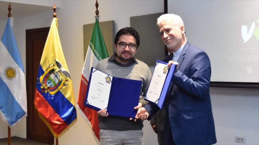 Daniel Yepez Brito (izda.), junto al embajador de Irán en Ecuador, Sadat Aqajani, .