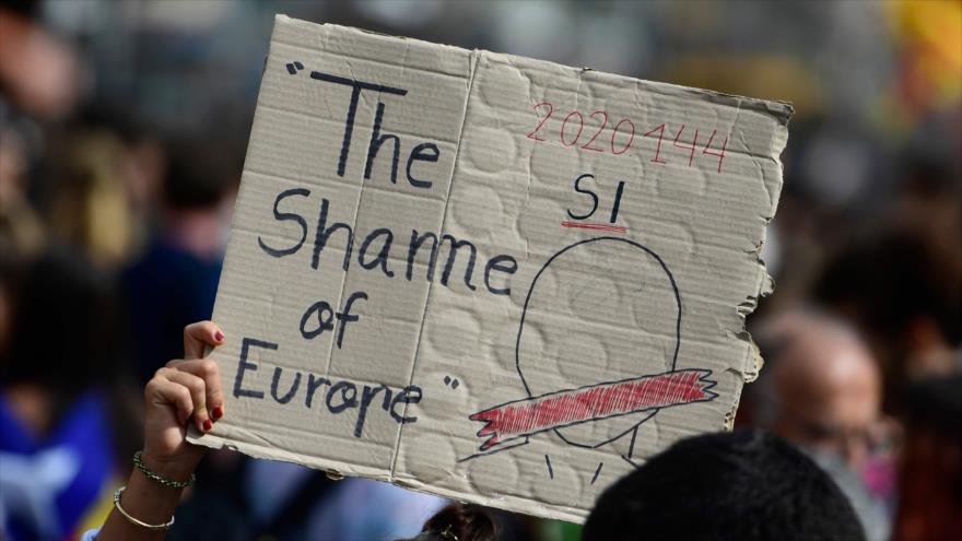 Un estudiante sostiene un cartel durante una protesta en Barcelona, 2 de octubre de 2017.