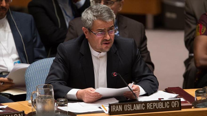 El representante permanente de Irán ante la Organización de las Naciones Unidas (ONU), Qolamali Joshru, da un discurso durante una sesión del ente.