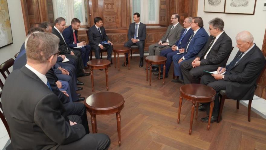El presidente sirio, Bashar al-Asad, con una delegación rusa, encabezada por el viceministro de Energía, Kirill Molodtsov, 2 de octubre de 2017.