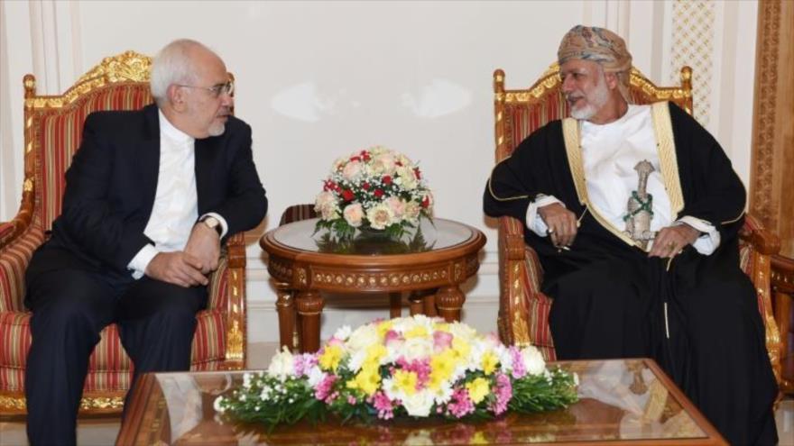 El canciller iraní, Mohamad Yavad Zarif (izda.) se reúne con su par omaní, Yusuf bin Alawi bin Abdolá, en Mascate (Omán), 2 de octubre de 2017.