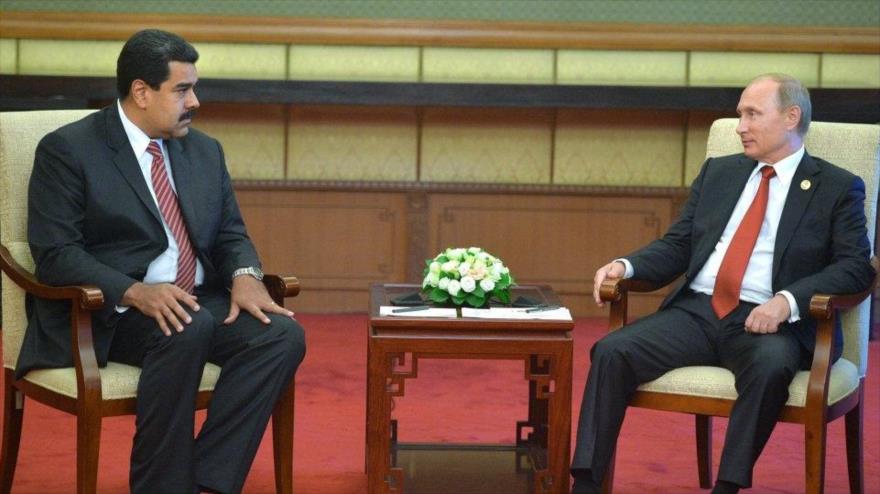 El presidente venezolano, Nicolás Maduro (izda.), y su par ruso, Vladimir Putin, durante una reunión en Pekín (capital china), 3 de septiembre de 2015.