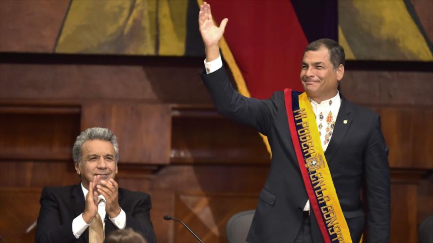 El presidente de Ecuador, Lenín Moreno (izda.), y su antecesor Rafael Correa en el Congreso ecuatoriano, 24 de mayo de 2017.