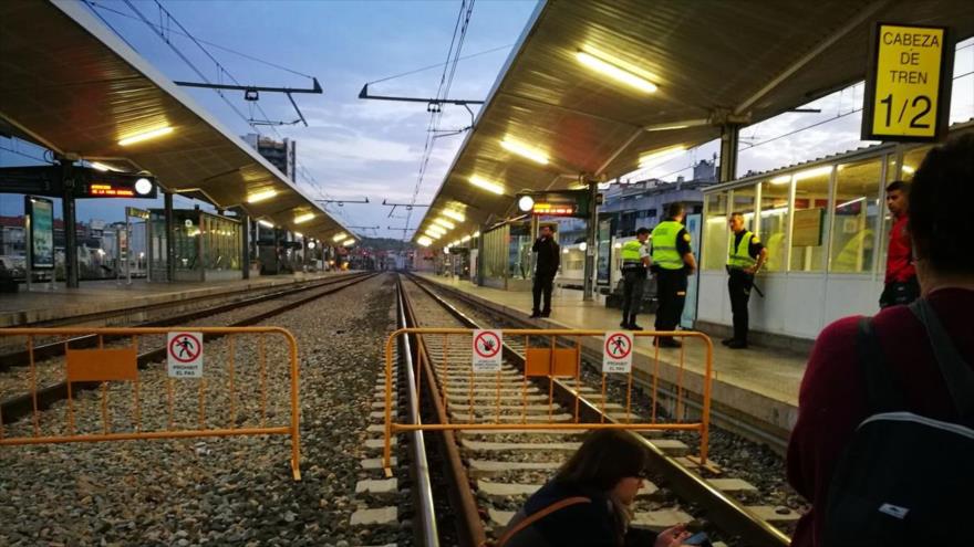 Catalanes obstaculizan la vía del ferrocarril en una estación, 3 de octubre de 2017.