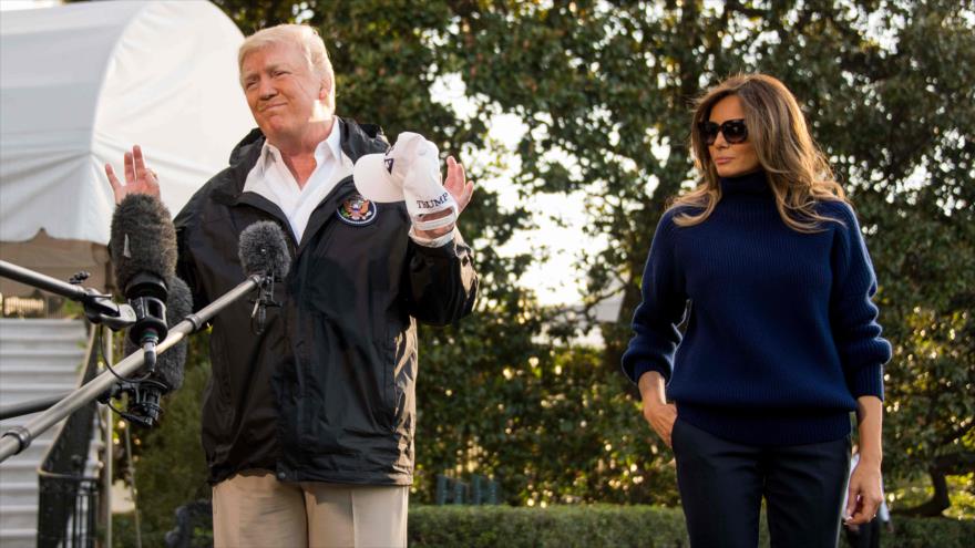 El presidente de EE.UU., Donald Trump y la primera dama, Melania Trump, en la base aérea Andrews en Maryland, 3 de octubre de 2017.