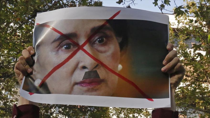 Un manifestante iraní sostiene un cartel de Aung San Suu Kyi durante una protesta en Teherán contra la violencia en Myanmar, 10 de septiembre de 2017.