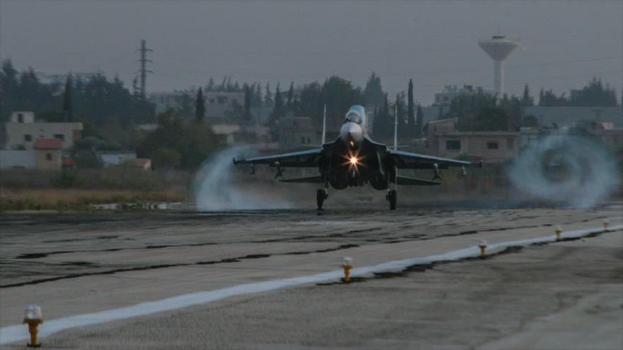 Un cazabombardero Sujoi Su-34 de las Fuerzas Aeroespaciales de Rusia regresa después de una misión, en Latakia, noroeste de Siria.