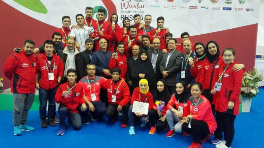 Equipos nacionales masculino y femenino de Wushu de Irán posan para una foto al final del Campeonato Mundial de Wushu en Rusia, 3 de octubre de 2017.
