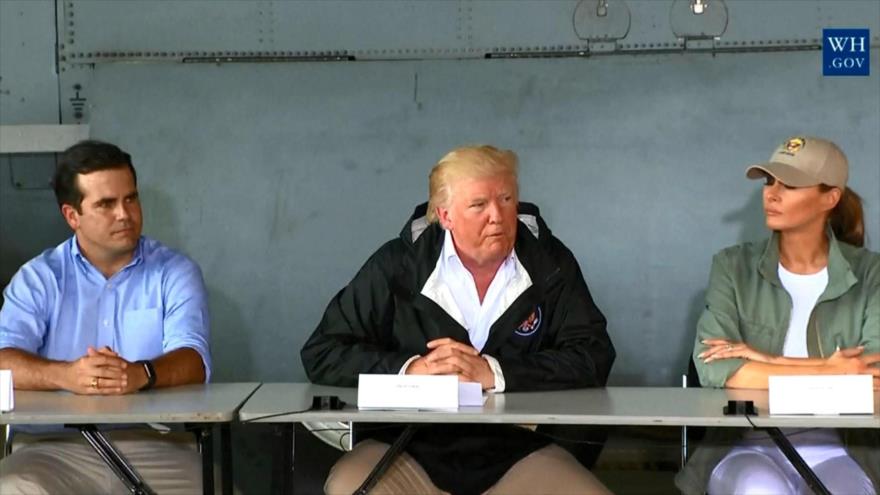 Trump visita Puerto Rico, generando más polémica que alivio