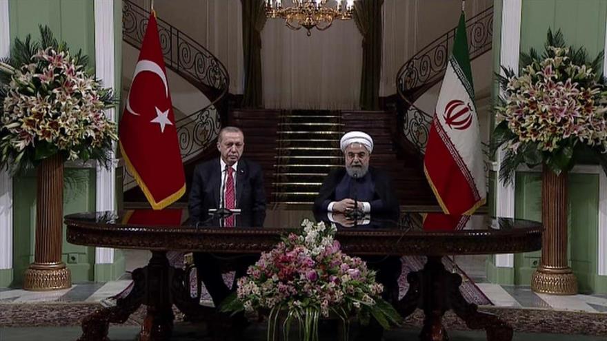 El presidente iraní, Hasan Rohani, y su homólogo turco, Recep Tayyip Erdogan, abordan las cuestiones regionales y asuntos de interés común en Teherán.