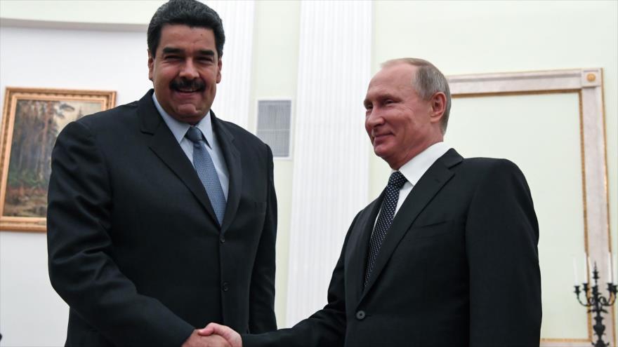 El presidente de Venezuela, Nicolás Maduro (izda.) se reúne con su par de Rusia, Vladimir Putin, en Moscú, 4 de octubre de 2017.