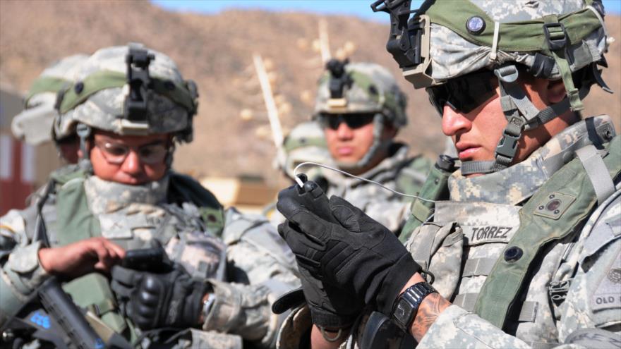 Soldados del Ejército de EE.UU. utilizan sus teléfonos inteligentes para guiarse en el marco de una operación.