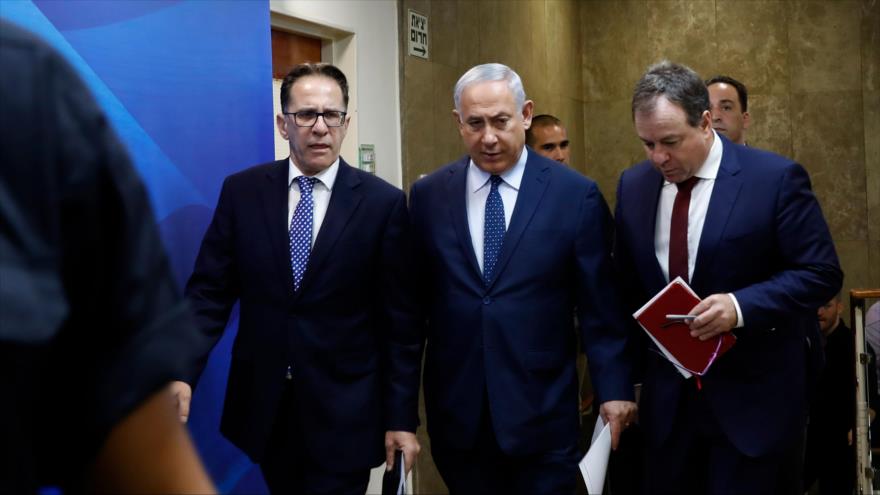 El primer ministro israelí, Benyamin Netanyahu (centro), llega a una reunión de gabinete, 26 de septiembre de 2017.