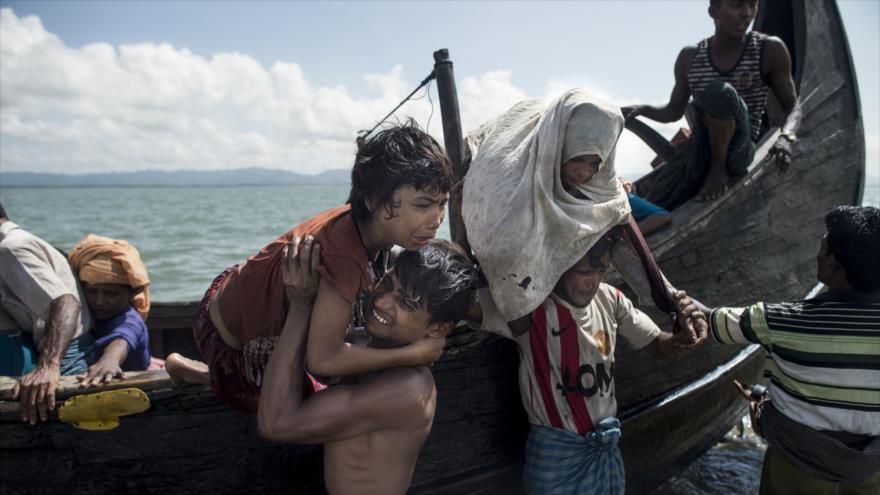 Los musulmanes rohingyas llegan a Bangladés tras huir de Myanmar por los ataques del Ejército, 30 de septiembre de 2017.