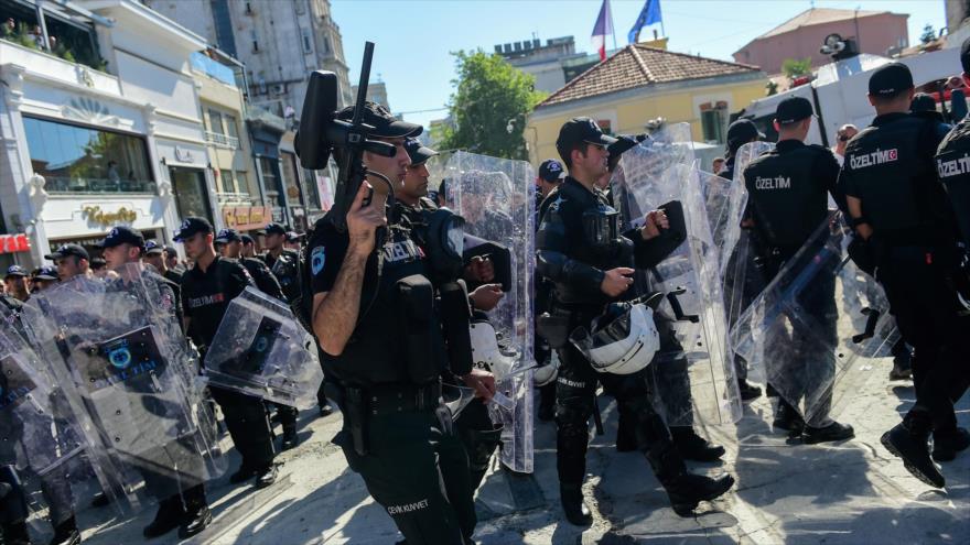 Agentes de la Policía turca en la avenida Istiklal, Estambul, 25 de junio de 2017.