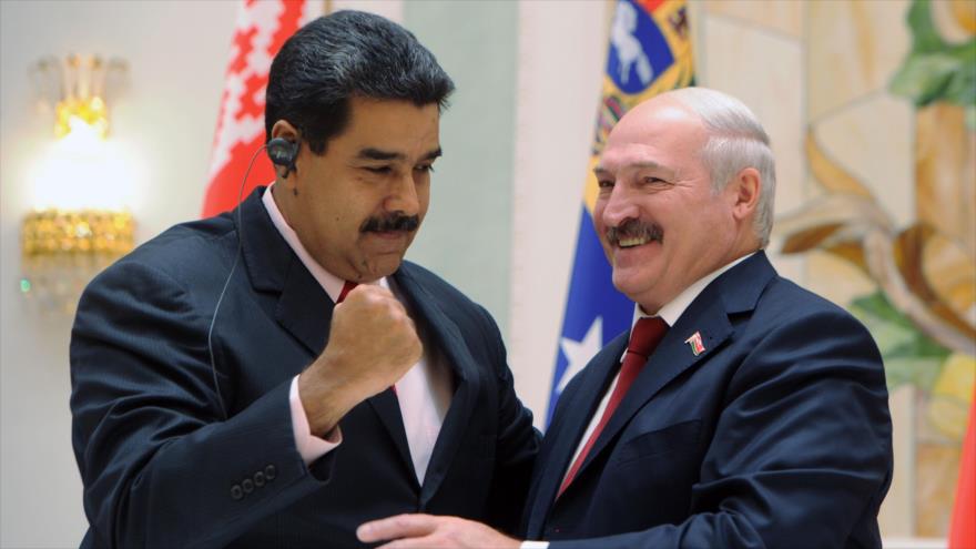 El presidente venezolano, Nicolás Maduro (izda.) y su par de Bielorrusia, Alexander Lukashenko, en Minsk, la capital bielorrusa, 5 de octubre de 2017. 