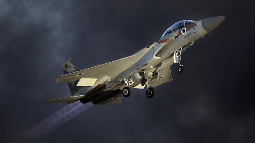 Un caza F-15 israelí despega durante un espectáculo aéreo.