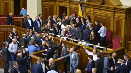 Vídeo: Diputados ucranianos pelean por polémica ley sobre Donbás