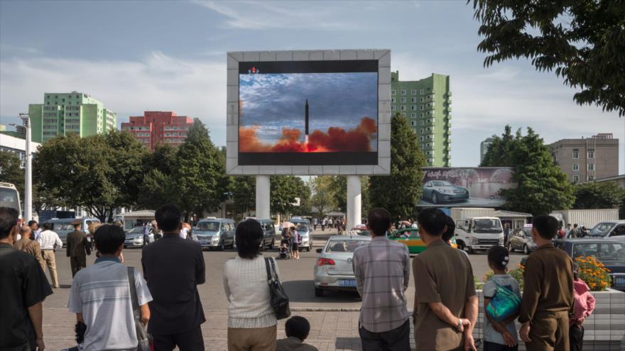Los norcoreanos miran una pantalla que muestra el lanzamiento de un misil por Corea del Norte, Pyongyang, 16 de septiembre de 2017.