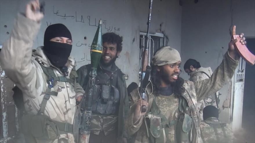 Terroristas de Daesh en las afueras de la ciudad siria de Al-Qamishli, en el norte de Siria, 25 de diciembre de 2014. 