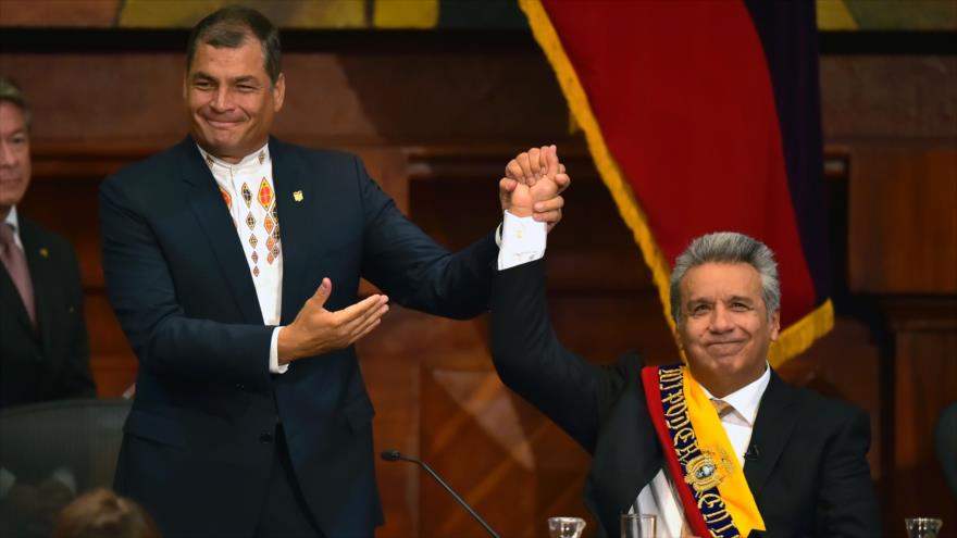 Rafael Correa (izda.) en la ceremonia de investidura de Lenín Moreno (dcha.), 24 de mayo de 2017.