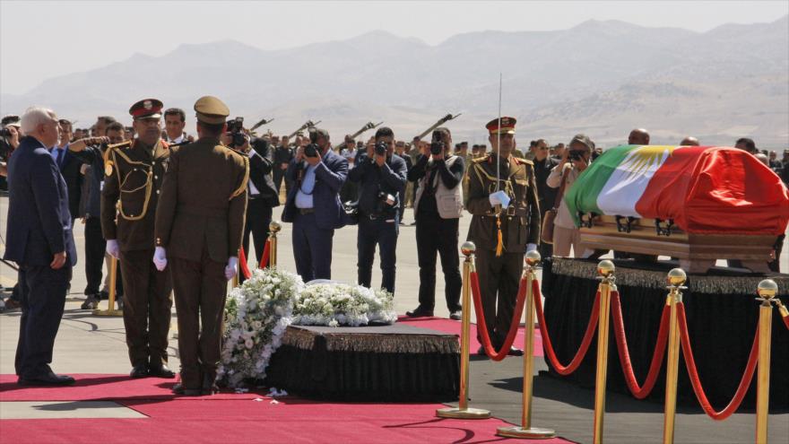 El canciller iraní, Mohamad Yavad Zaif (izda.), rinde tributo al difunto expresidente iraquí, Yalal Talabani, en su funeral, Suleimaniya, 6 de octubre de 2017.