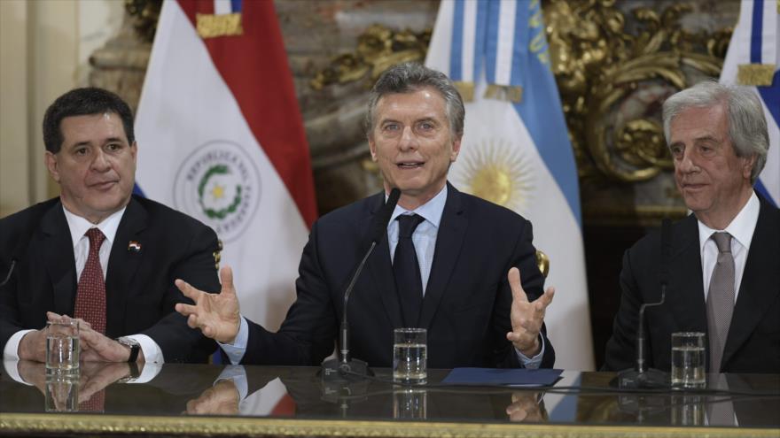El presidente argentino, Mauricio Macri (centro), habla con la prensa en la Casa Rosada, Buenos Aires, 4 de octubre de 2017.