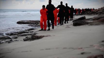 Libia halla cuerpos de 21 egipcios decapitados por Daesh