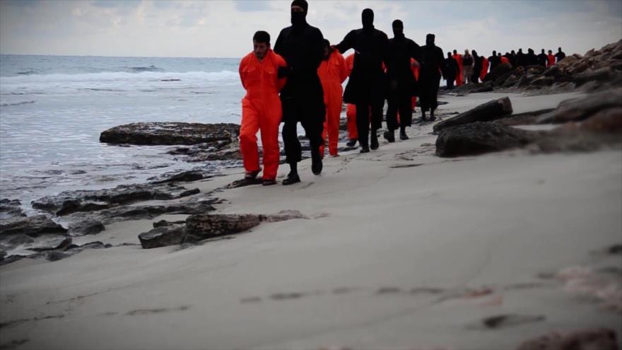 Miembros de Daesh llevan a 21 coptos por una playa cerca de Trípoli para decapitarlos, en un vídeo difundido el 15 de febrero de 2015.