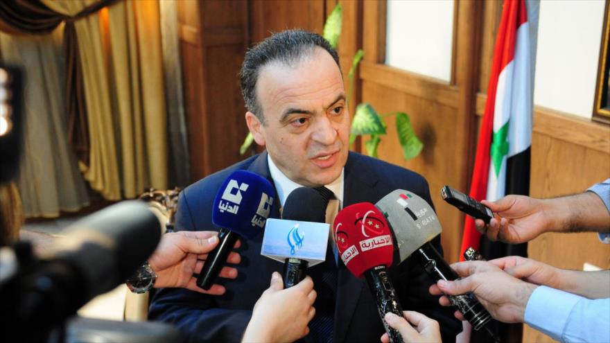 El primer ministro de Siria, Emad Jamis, habla con periodistas.