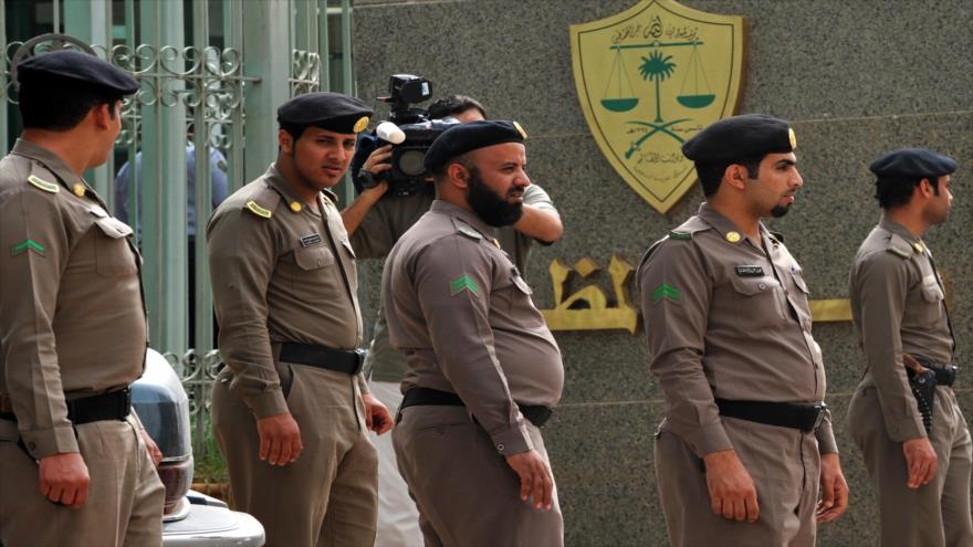 Agentes de la Policía saudí, de guardia en la ciudad de Yeda.