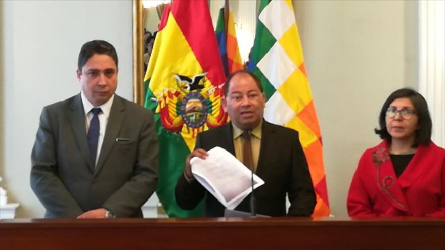 El ministro del Gobierno boliviano, Carlos Romero (centro), en una conferencia de prensa en La Paz, 6 de octubre de 2017.