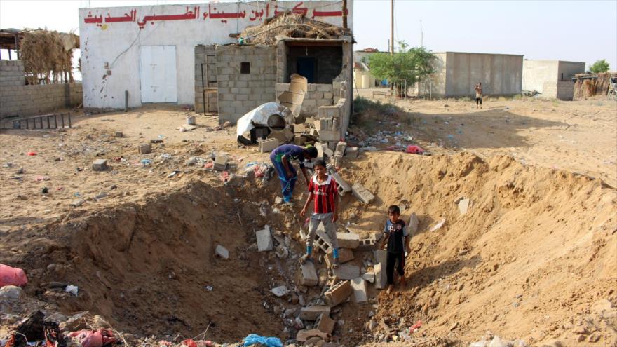 Niños yemeníes en las ruinas dejadas por los ataques aéreos saudíes contra un centro de salud en la ciudad yemení de Hajjah, 7 de octubre de 2017.