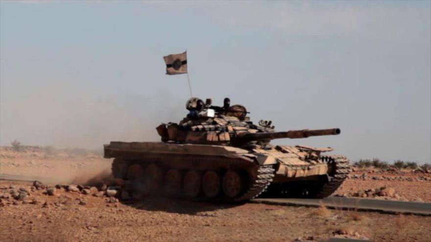 Tanque de las fuerzas gubernamentales sirias cruzando el campo en norte de Hama, provincia norteña de Siria. 