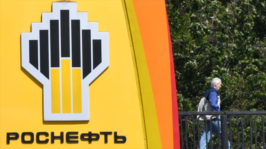 El logotipo de la compañía estatal rusa Rosneft en una gasolinera en Moscú, 28 de junio de 2017. 
