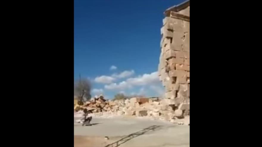 Vea a un terrorista destruyendo el patrimonio cultural de Siria