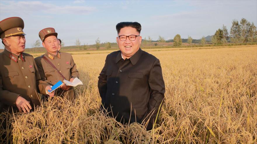El líder norcoreano, Kim Jong-un, vistia una granja, 30 de septiembre de 2017.