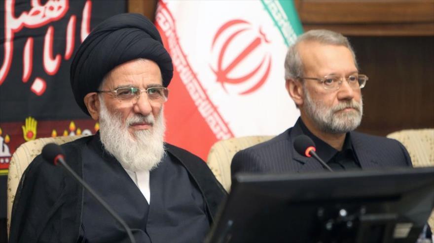 El presidente del Consejo de Discernimiento del Sistema iraní, el ayatolá Seyed Mahmud Hashemi Shahrudi (izda) y el jefe del Parlamento, Ali Lariyani.