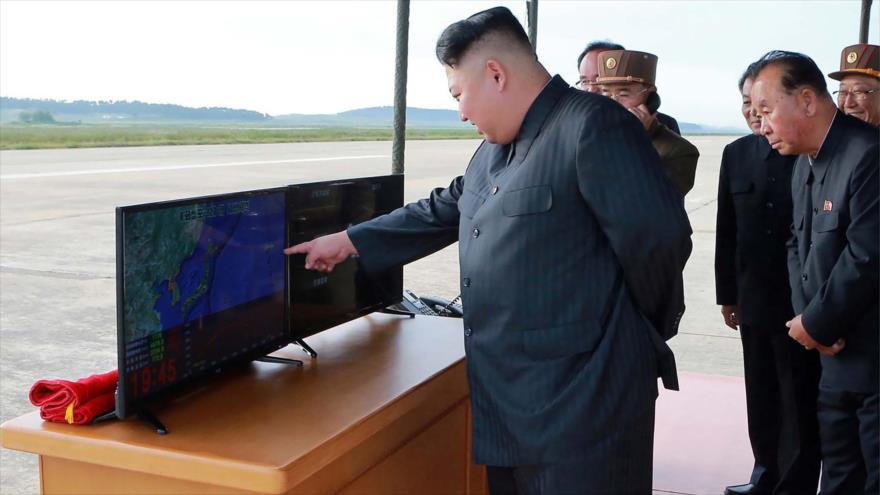 El líder de Corea del Norte, Kim Jong-un, inspecciona el lanzamiento del misil Hwasong-12, 15 de septiembre de 2017.