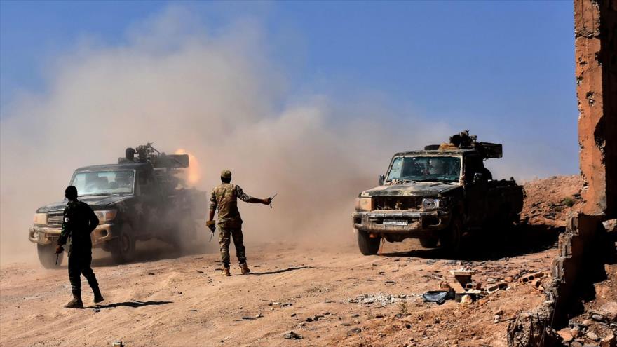 Las fuerzas sirias luchan contra los terroristas de EIIL (Daesh, en árabe) en la provincia de Deir Ezzor, 13 de septiembre de 2017.