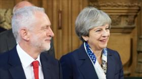 Corbyn adelanta a primera ministra May en nuevo sondeo