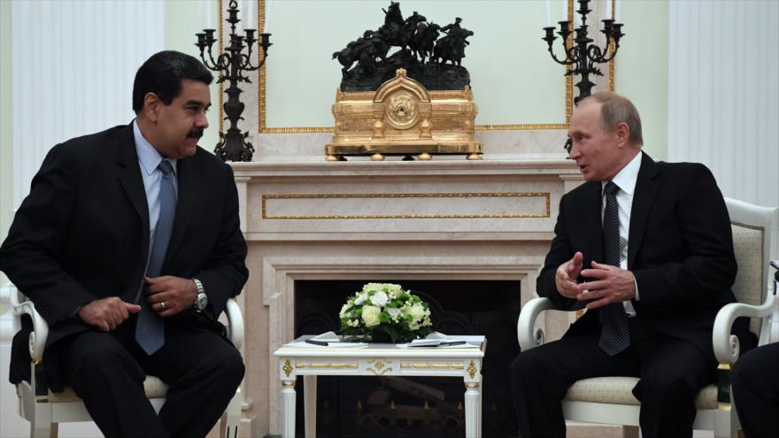 El presidente ruso, Vladimir Putin (dcha.), y su par venezolano, Nicolás Maduro, durante una reunión en Moscú, 4 de octubre de 2017.