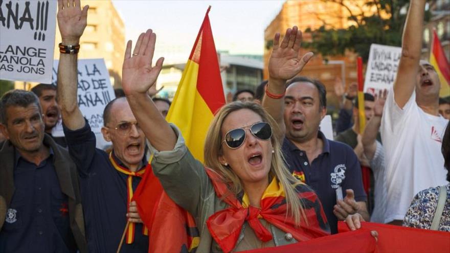 Fascistas rechazan independencia catalana con saludos nazis 