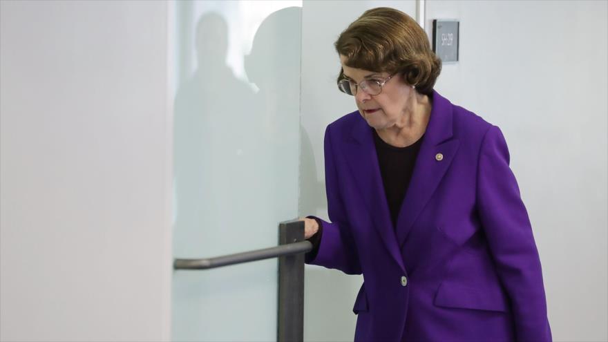 La demócrata Dianne Feinstein, miembro del Comité de Inteligencia del Senado de EE.UU., llega a una audiencia en Washington, 5 de octubre de 2017.
