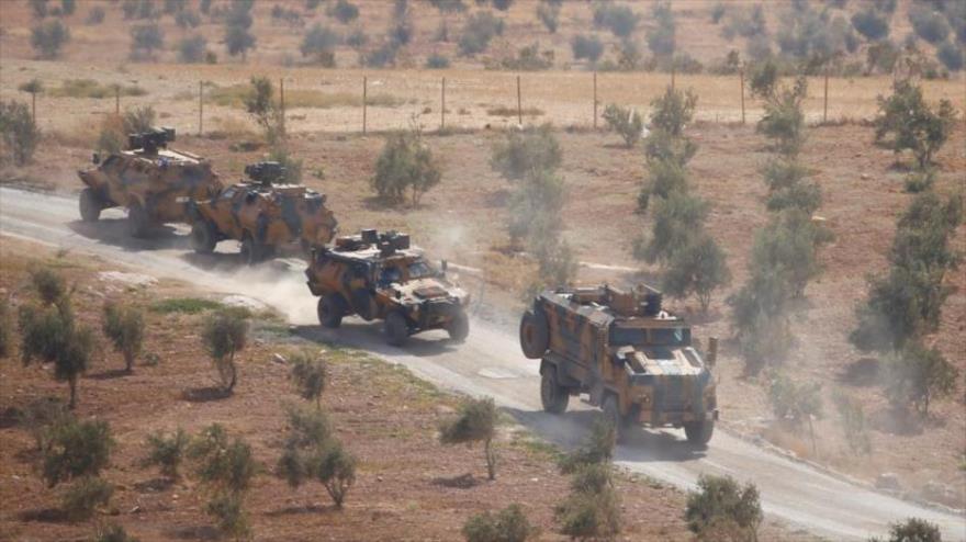 Vehículos blindados turcos patrullan en la frontera turco-siria en Reyhanli, provincia turca de Hatay, 8 de octubre de 2017.