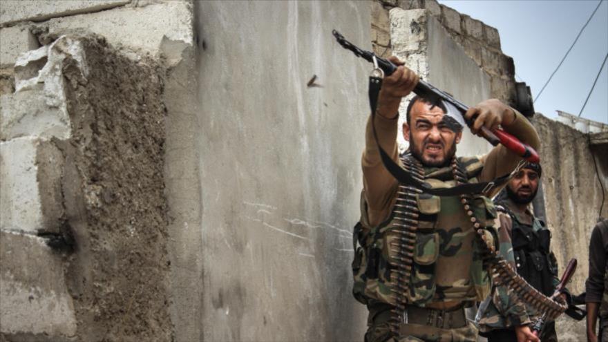 Un combatiente de los llamados ‘rebeldes moderados’ dispara contra una posición del grupo terrorista Daesh durante combates en el norte de Siria.
