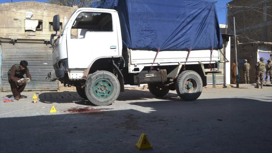 El personal de seguridad paquistaní inspecciona el sitio de un ataque contra musulmanes chiíes por pistoleros en Quetta, 9 de octubre de 2017.